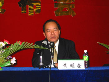 保亭县县长黄明荣介绍农业情况