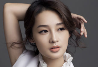 李沁大片凸显优雅魅力 大气灵动自然脱俗