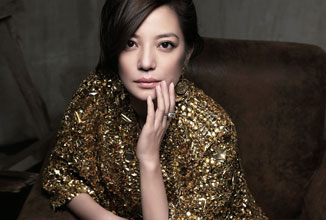 赵薇登封面散发别样魅力 披黄金战衣冷艳来袭