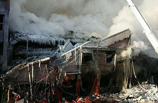 担心再次塌方 哈尔滨消防员楼外打水救援