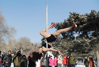长春<em>美女穿</em>短袖<em>短裤</em>跳雪地钢管舞 真是蛮拼的