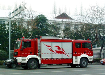 南京街头现双车头消防车 价值900万元