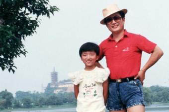 江苏镇江一对<em>父女连</em>续35年同地点拍照留影