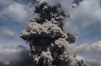 汪峰工作室晒全家福 章子怡坐老板娘位置