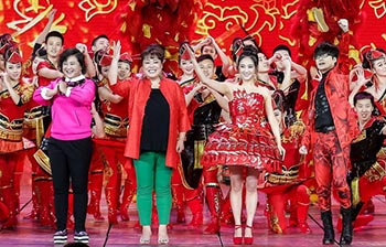 小贝夫妇随意合影似大片 小贝胡渣变大叔