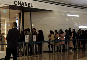 香奈儿降价引民众排队抢购