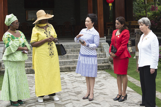 彭丽媛邀请部分外方领导人夫人和亲属参观海南村庄