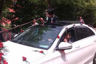 <em>郑州大学现奇葩婚礼</em>!