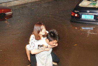 广州遭暴雨突袭 市区多处成泽国