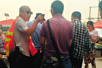 北京地铁站不明身份人员收 保护费 不交即砸摊