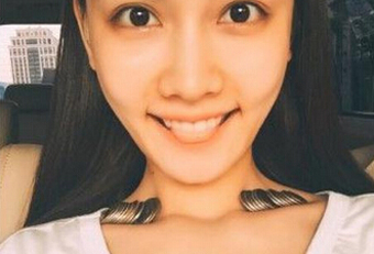 武汉商家打造海滩地铁专列 模特上演撕衣快闪