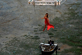 双手改变命运!六旬无腿快递员膝行送快递 - 新