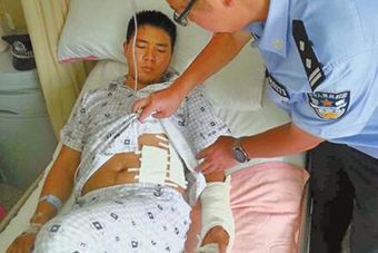 美国渔民捕获半红半黑双色龙虾 出现概率1\/50