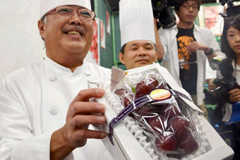 日本一串葡萄拍卖出百万日元高价 一颗值近4万