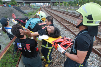 女子脚掌被火车碾断趴地哀嚎一幕- 新华网海南