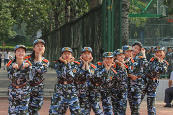 山师舞蹈系女生军训秀腿功 嘟嘴卖萌清纯可人