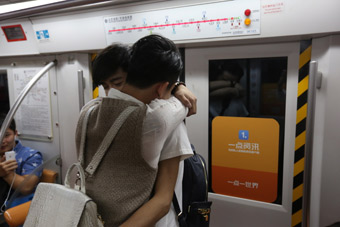 <em>彩虹地铁求婚</em> 真爱不分性别众人祝贺- 新华网海
