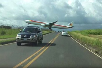 机翼故障飞机惊险掠过公路- 新华网海南频道
