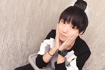 TFBOYS 王俊凯坐宝宝椅 卖萌 调皮发声 6岁啦 