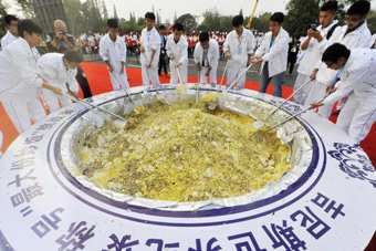 世界最大份 扬州炒饭 重4192公斤 创吉尼斯 纪录 