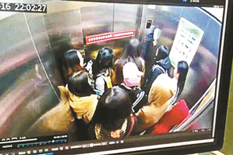 新郎穿<em>内裤</em>戴<em>胸罩</em>当街闹洞房 网友:要不得 - 新