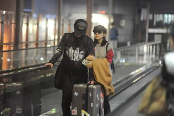 新郎<em>穿内裤</em>戴<em>胸罩</em>当街闹洞房 网友:要不得 - 新