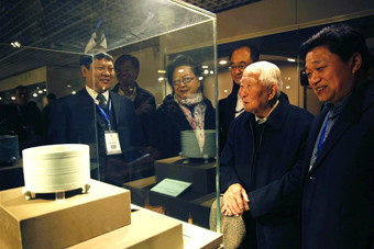 新郎<em>穿内裤</em>戴<em>胸罩</em>当街闹洞房 网友:要不得 - 新