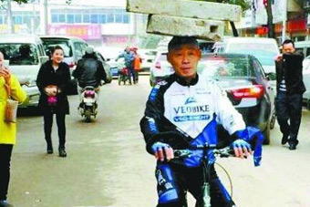 52岁大叔头顶68斤石磨盘 骑车10公里锻炼- 新