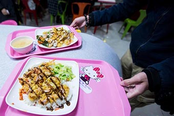 杭州一高校开HelloKitty食堂 粉嘟嘟引追捧- 新华