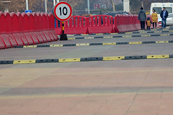  济南现  搓衣板路  不足200米装十余条减速带- 