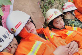 深圳山体滑坡救援 消防官兵搜救现场和衣而卧