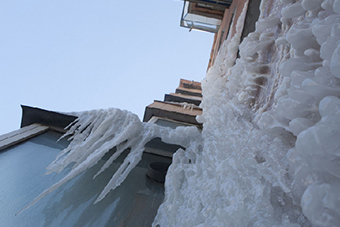 长春一居民楼热水器被冻坏 留下18米长冰瀑- 新
