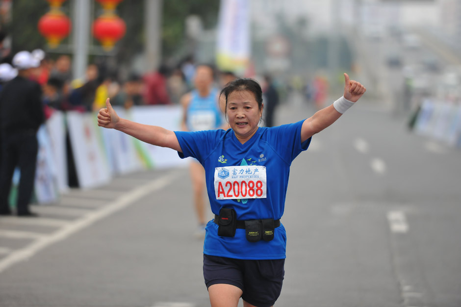 精彩瞬间_2016富力海口马拉松--新华网海南频