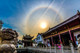 武汉归元寺现日晕景观 如 佛光 显现 - 新华网海