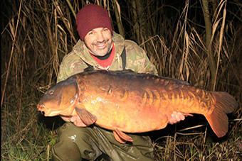 英国商贩等待十年 捕到国内最大淡水鱼- 新华网