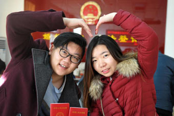 情人节新人扎堆领结婚证- 新华网海南频道
