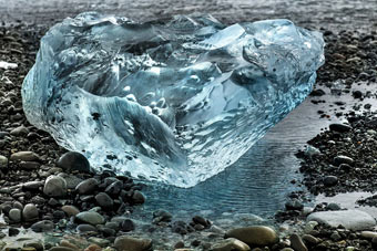 黑火山灰沙滩遍布 钻石冰块 定格冰川湖庄严美