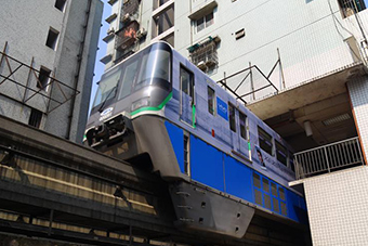 重庆轻轨列车穿楼而过场面震撼- 新华网海南频