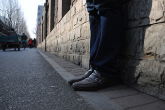 济南现最窄人行道 仅一只脚宽- 新华网海南频道