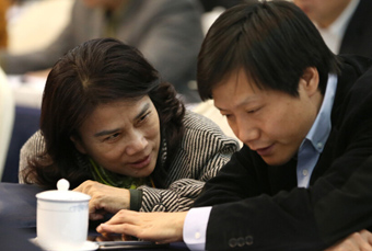  雷军 与 董明珠 两会再次同桌 不时低头耳语- 新华