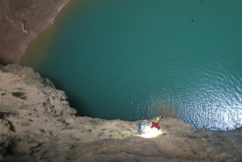  广西 东兰发现深约 420米 罕见 天坑 - 新华网海南