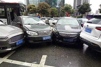 成都现奇葩车祸 4车相撞造型别致- 新华网海南