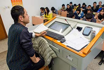 武大教师双肾坏死跪守课堂- 新华网海南频道