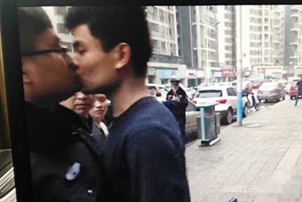 亮瞎!男子 阻碍执法 突然 强吻城管  还是2次- 新华