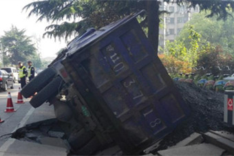 江苏丹阳路面再塌陷 咬翻沥青工程车- 新华网