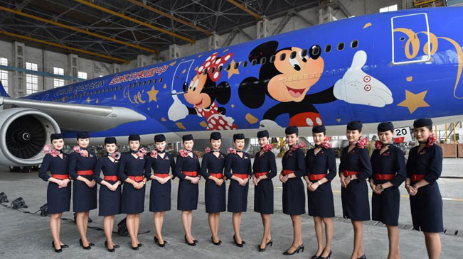 上海迪士尼度假区主题彩绘飞机亮相- 新华网海