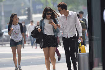 北京气温回暖 市民清凉出行- 新华网海南频道