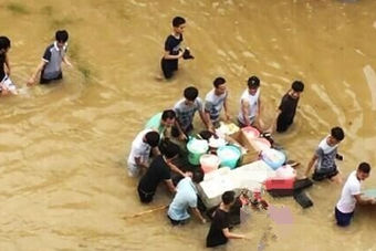 武汉高校男生暴雨中集体为女大学生送饭-新华
