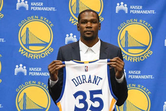 杜兰特正式加盟勇士 组四巨头继续披35号-新华