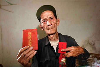 乐东91岁琼崖老战士留守破旧茅草屋为孙子腾